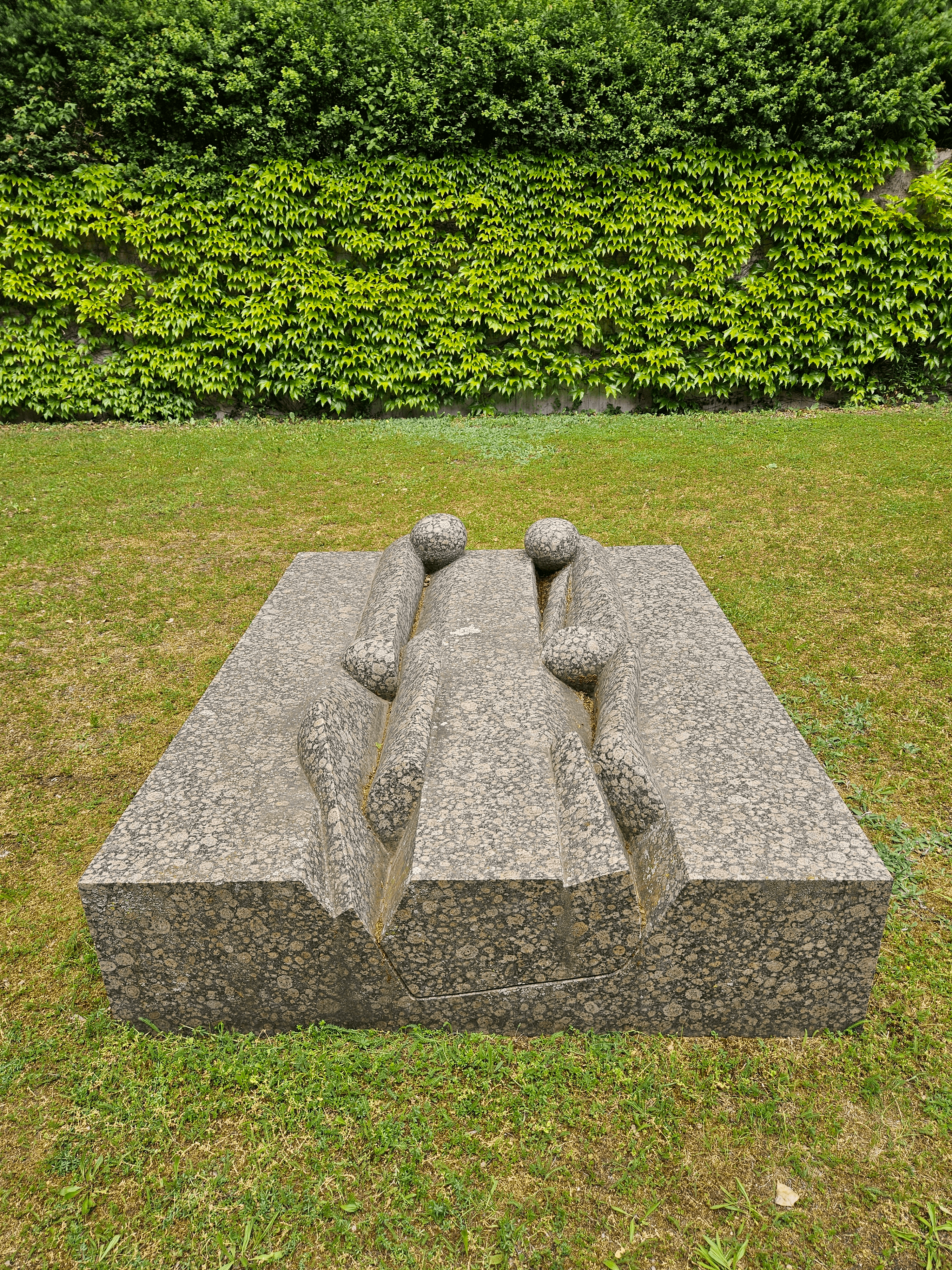 Das Kunstwerk aus Granit steht auf der Grünfläche vor der Großen Werkhalle / Kugelhalle