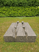 Das Kunstwerk aus Granit steht auf der Grünfläche vor der Großen Werkhalle / Kugelhalle