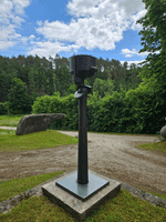 Das Kunstwerk steht vor der Kugelhalle