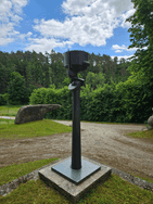 Das Kunstwerk steht vor der Kugelhalle
