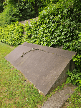Das Kunstwerk aus Eisen steht vor der Kugelhalle 