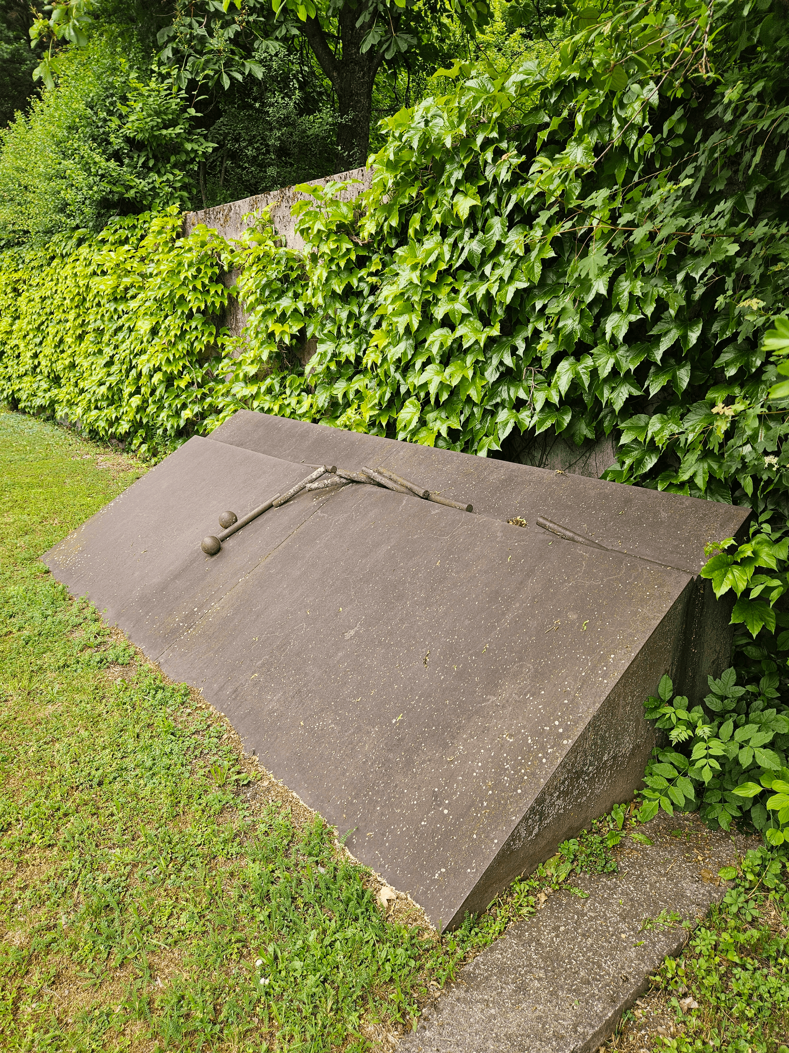 Das Kunstwerk aus Eisen steht vor der Kugelhalle 