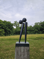 Das Kunstwerk aus Bronze steht auf der Grünfläche vor dem Wohnhaus