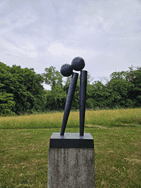 Das Kunstwerk aus Bronze steht auf der Grünfläche vor dem Wohnhaus