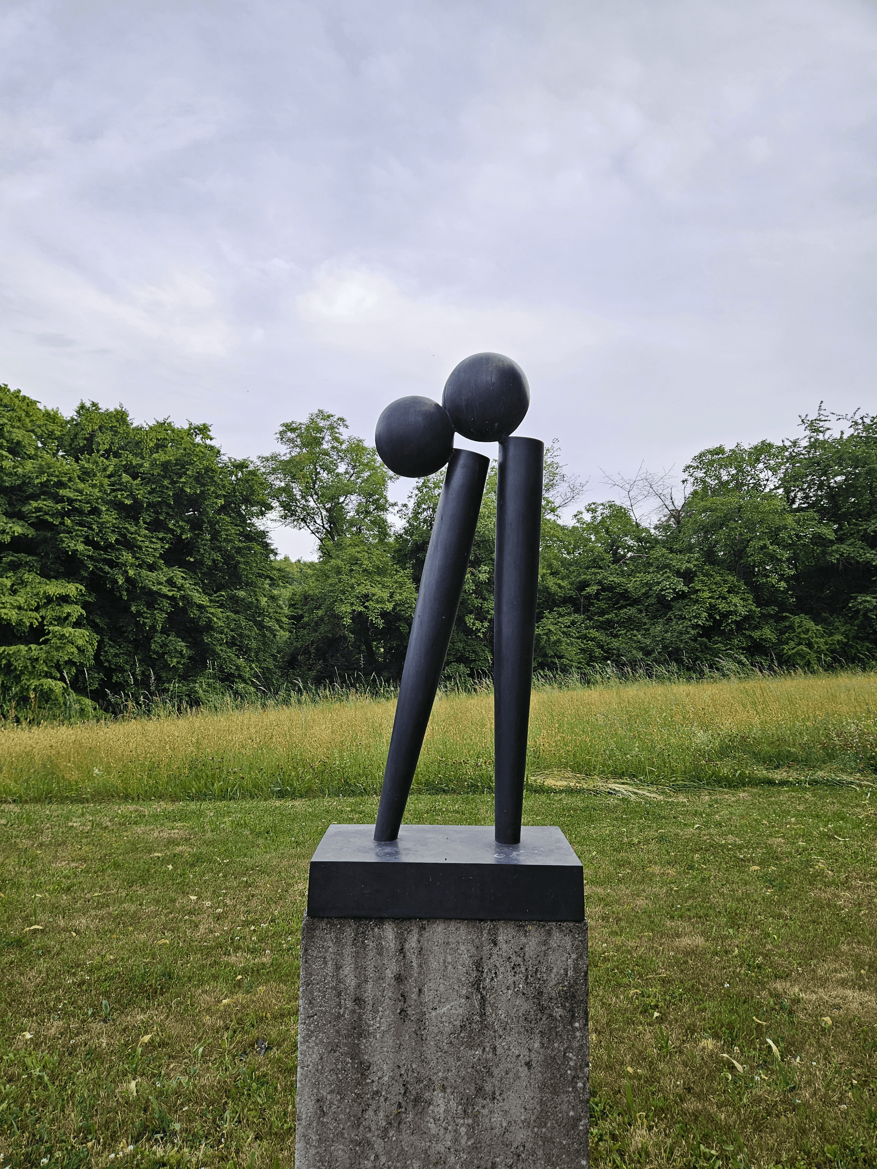 Das Kunstwerk aus Bronze steht auf der Grünfläche vor dem Wohnhaus