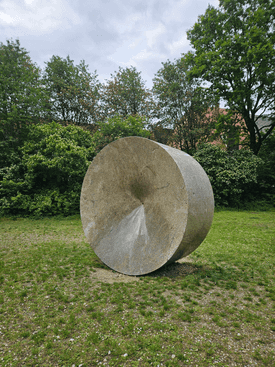 Das Kunstwerk steht auf einer Grünfläche
