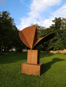 Das Kunstwerk steht auf einer Grünfläche