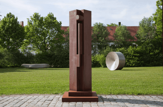 Das Kunstwerk steht vor einer Grünfläche