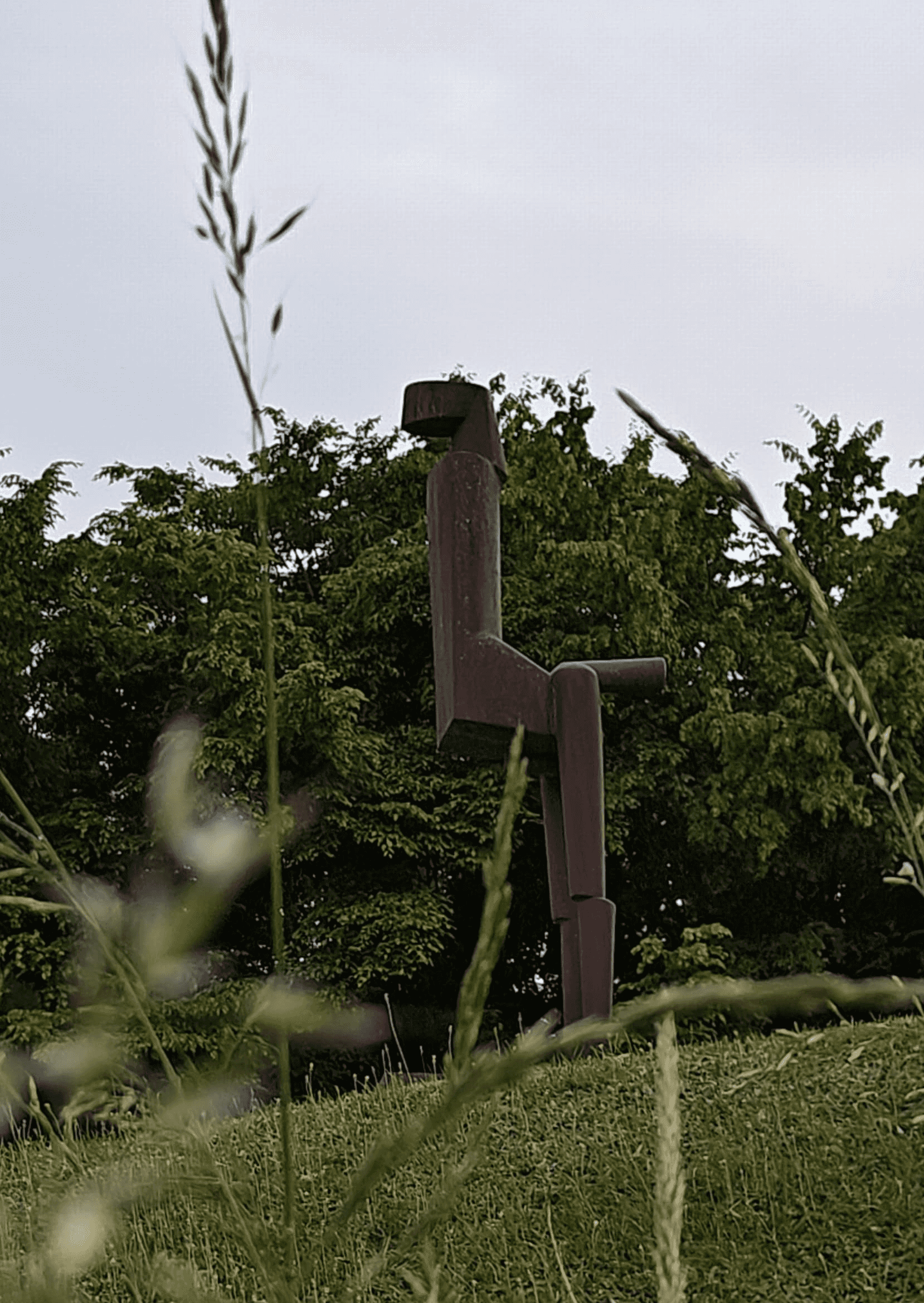 Das Kunstwerk aus Eisen steht auf dem Anwesen von Fritz und Maria Koenig im Grünen