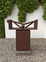 Das Kunstwerk aus Eisen steht in dem Vierseithof von Fritz und Maria Koenig