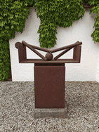 Das Kunstwerk aus Eisen steht in dem Vierseithof von Fritz und Maria Koenig