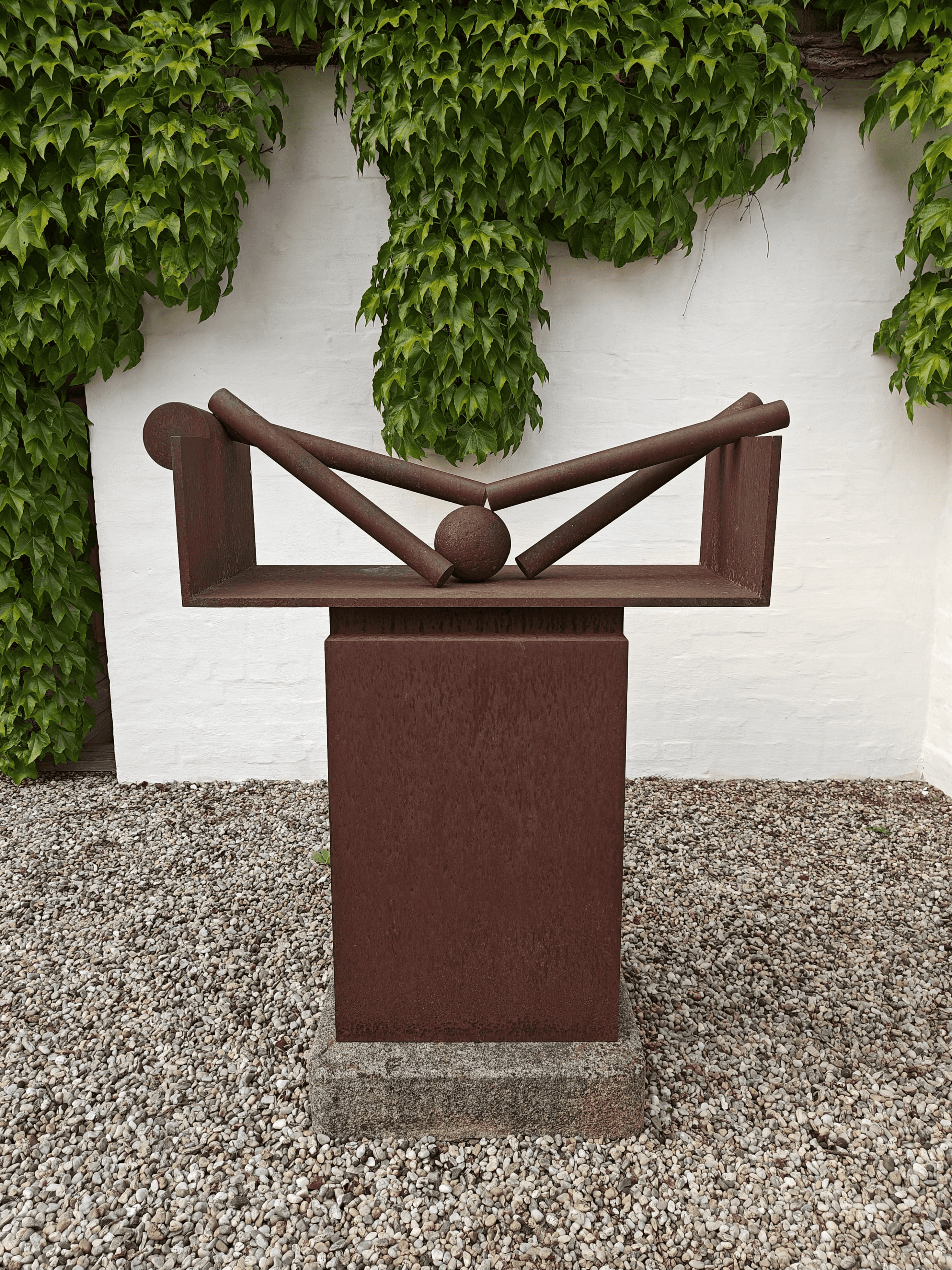Das Kunstwerk aus Eisen steht in dem Vierseithof von Fritz und Maria Koenig