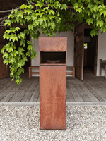 Das Kunstwerk aus Eisen steht in dem Vierseithof von Fritz und Maria Koenig