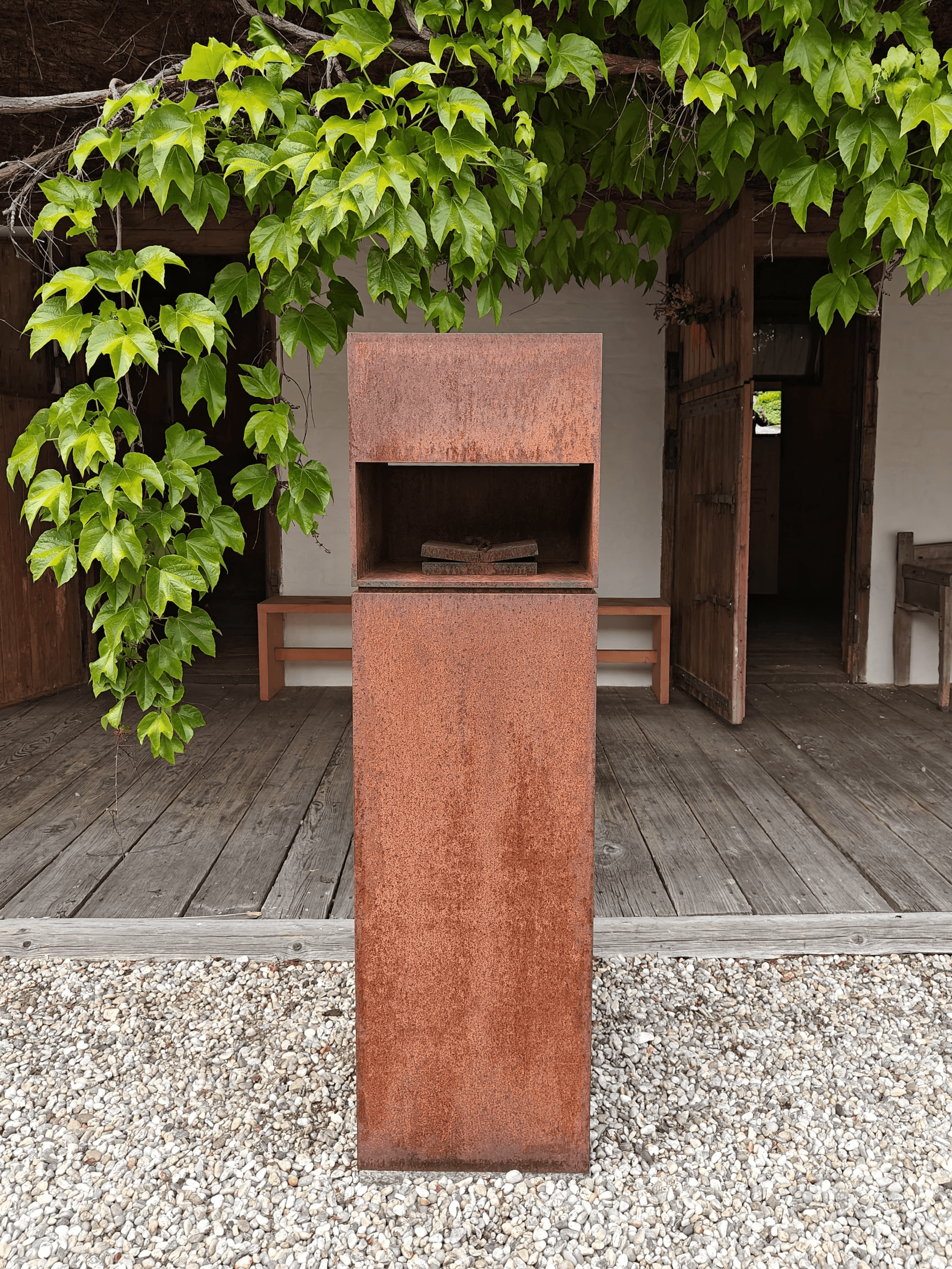 Das Kunstwerk aus Eisen steht in dem Vierseithof von Fritz und Maria Koenig