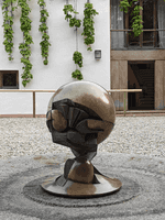 Das Kunstwerk aus Bronze steht in dem Hof von Fritz und Maria Koenig