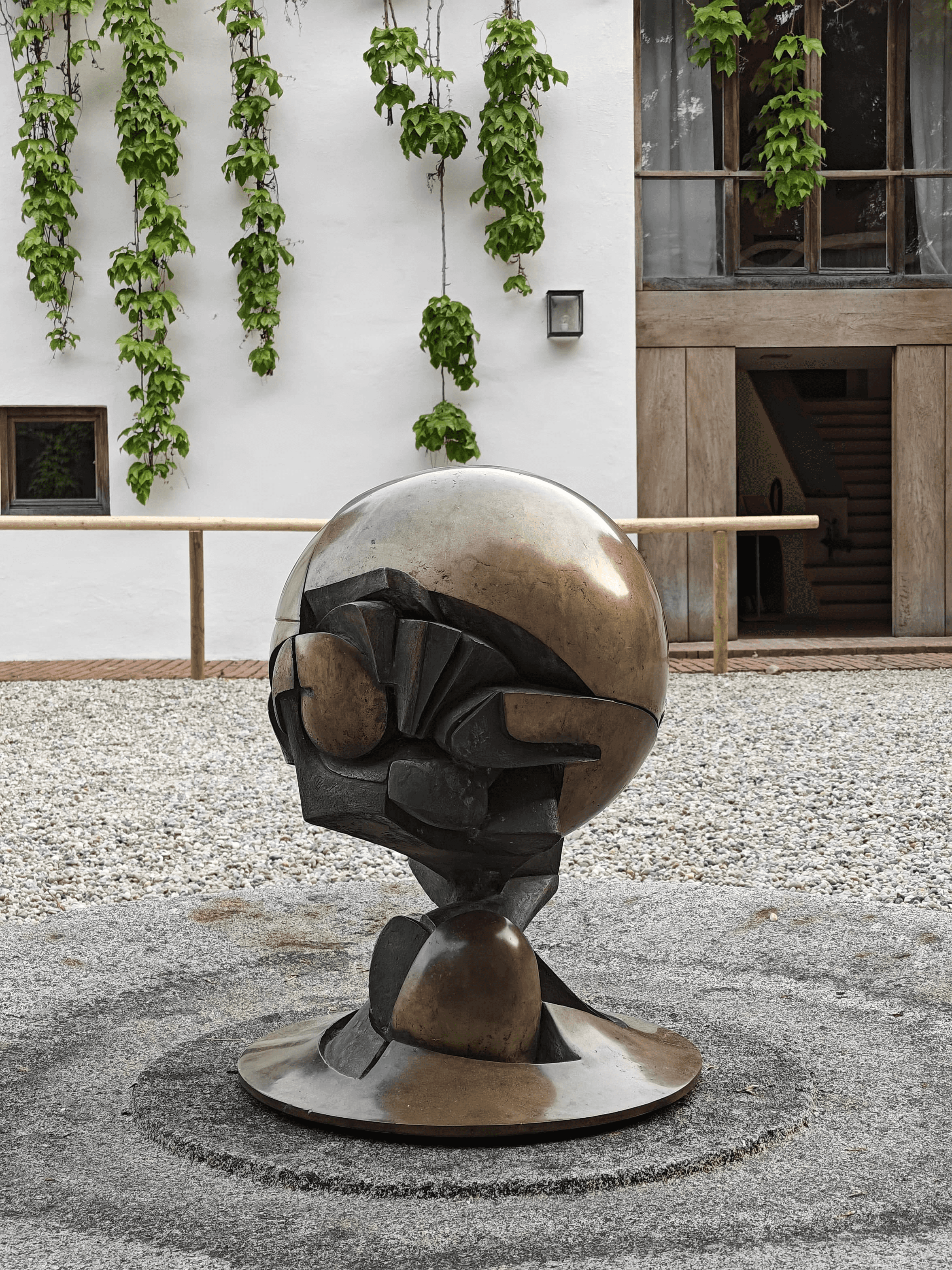Das Kunstwerk aus Bronze steht in dem Hof von Fritz und Maria Koenig