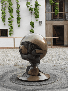 Das Kunstwerk aus Bronze steht in dem Hof von Fritz und Maria Koenig