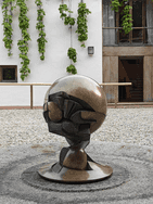 Das Kunstwerk aus Bronze steht in dem Hof von Fritz und Maria Koenig