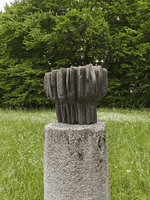 Das Kunstwerk aus Bronze steht auf der Grünfläche 