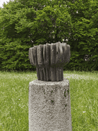 Das Kunstwerk aus Bronze steht auf der Grünfläche