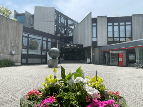 Das kugelförmige Kunstwerk aus Bronze steht vor dem Rathaus der Gemeinde Unterföhring
