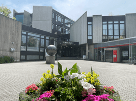 Das kugelförmige Kunstwerk aus Bronze steht vor dem Rathaus der Gemeinde Unterföhring