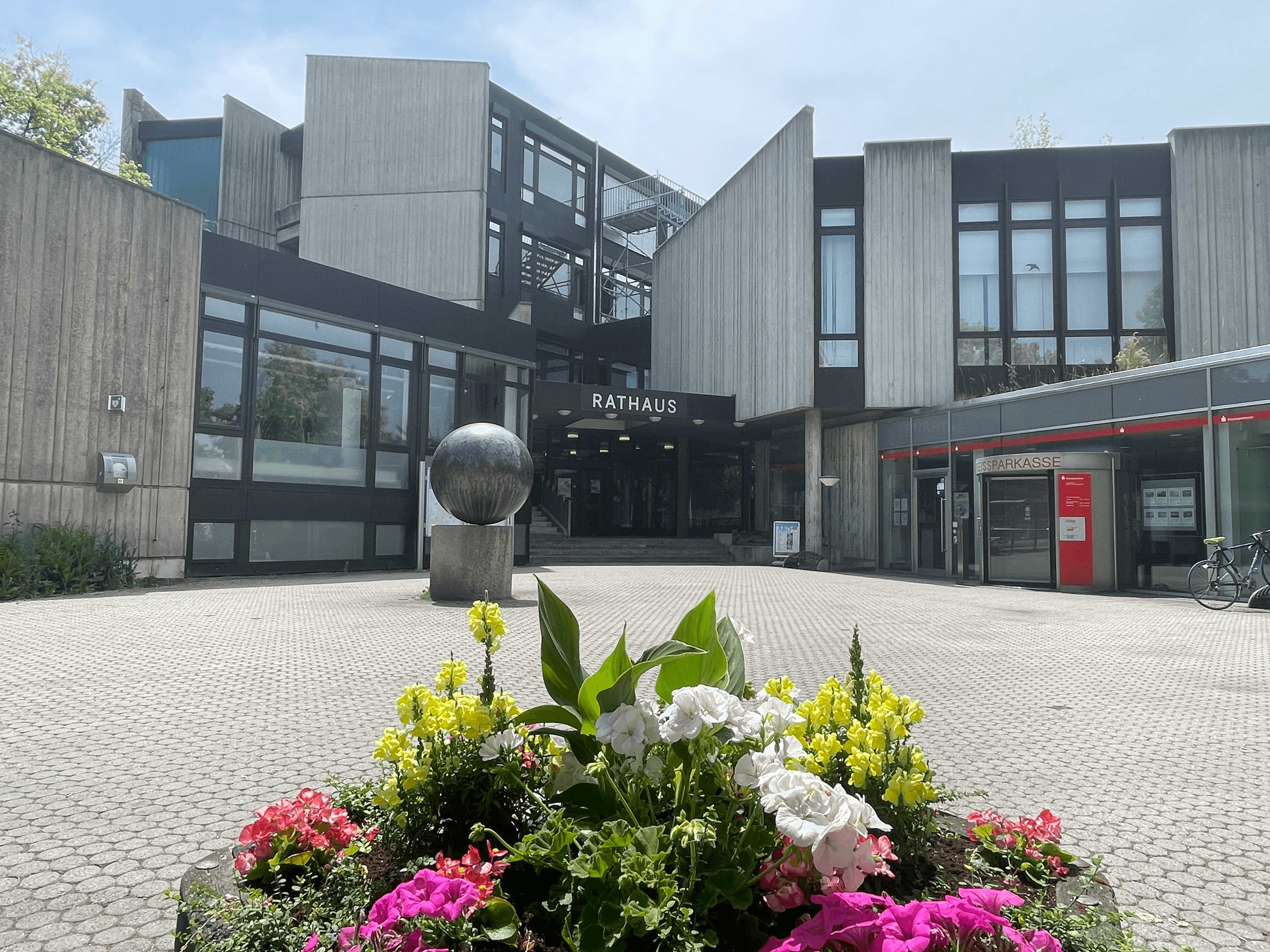 Das kugelförmige Kunstwerk aus Bronze steht vor dem Rathaus der Gemeinde Unterföhring