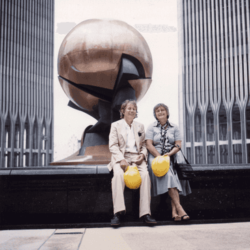 Fritz Koenig und seine Ehefrau Maria sitzen vor einem seiner Kunstwerke in New York