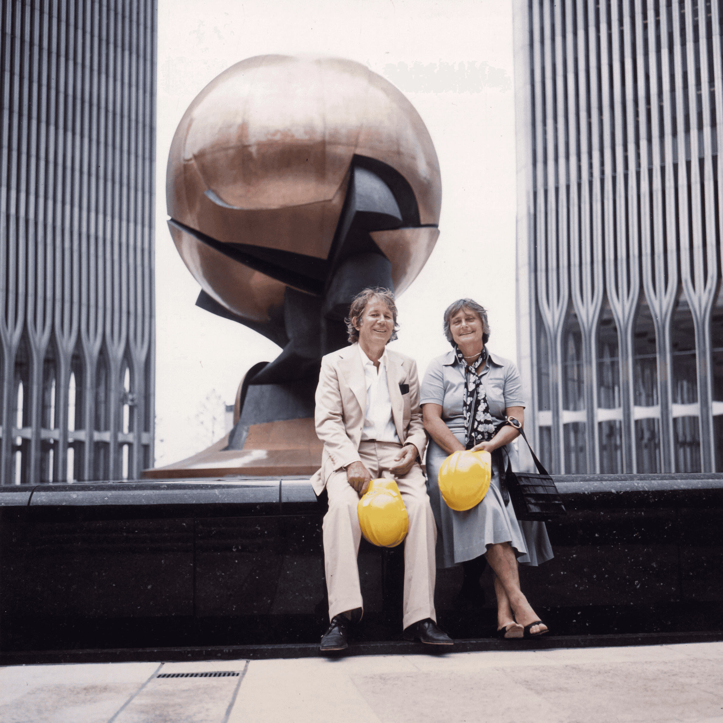 Fritz Koenig und seine Ehefrau Maria sitzen vor einem seiner Kunstwerke in New York