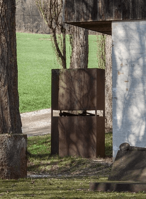 Das Kunstwerk aus Eisen steht neben der Kugelhalle 