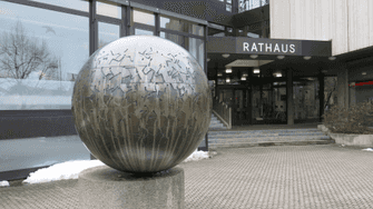 Das kugelförmige Kunstwerk aus Bronze steht vor dem Rathaus der Gemeinde Unterföhring