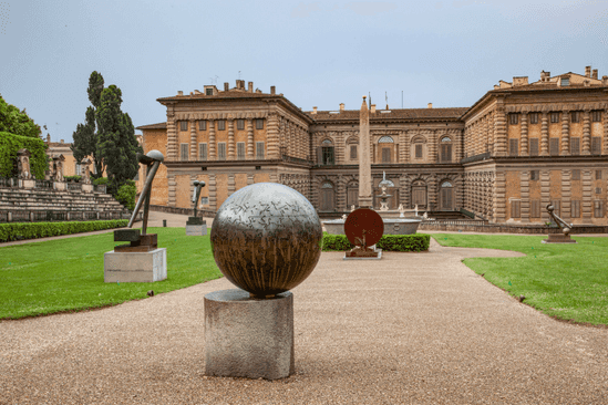 Das kugelförmige Kunstwerk aus Bronze in den Boboli Gärten in Florenz 2018