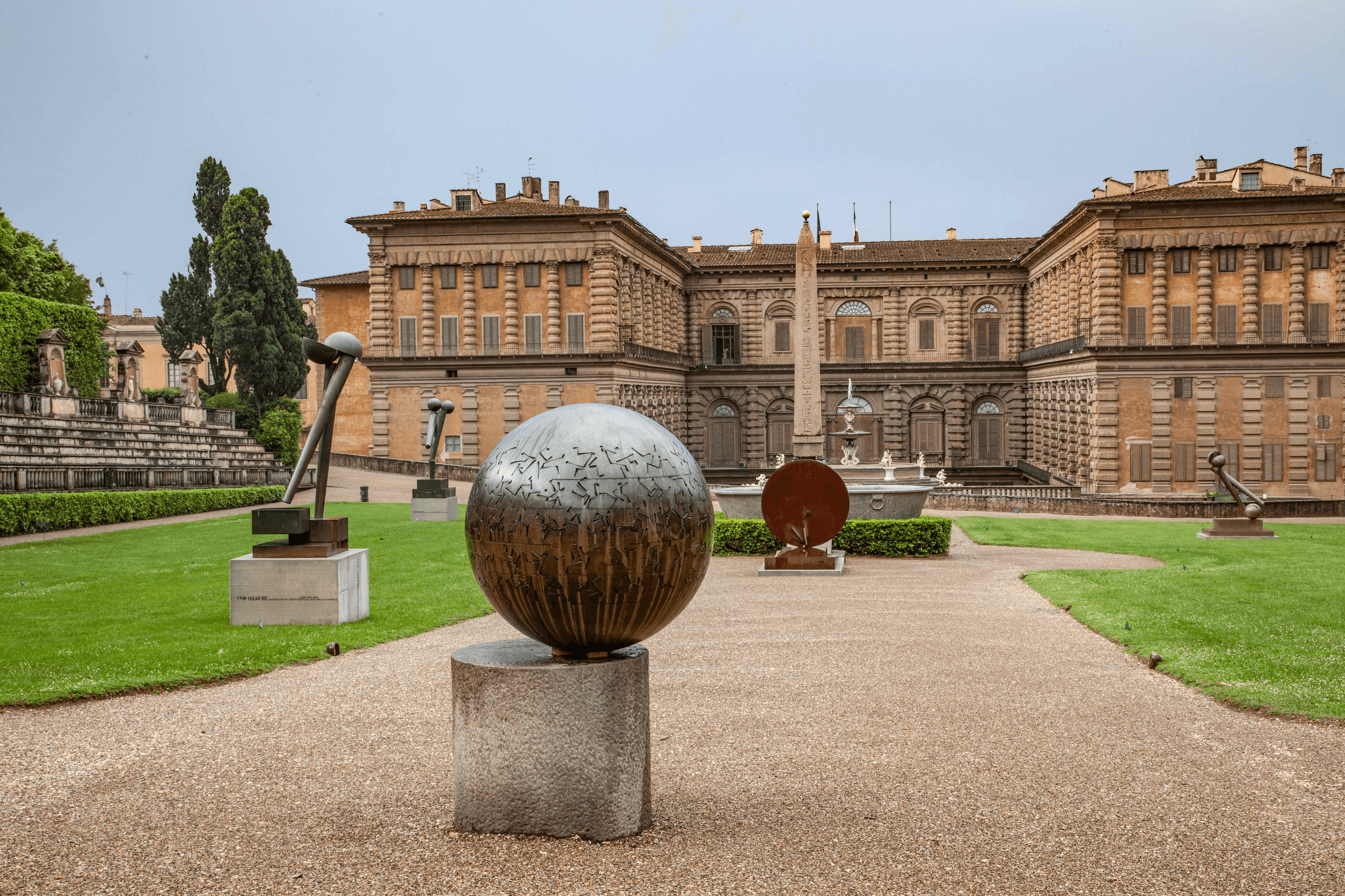 Das kugelförmige Kunstwerk aus Bronze in den Boboli Gärten in Florenz 2018