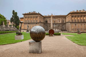 Das kugelförmige Kunstwerk aus Bronze in den Boboli Gärten in Florenz 2018